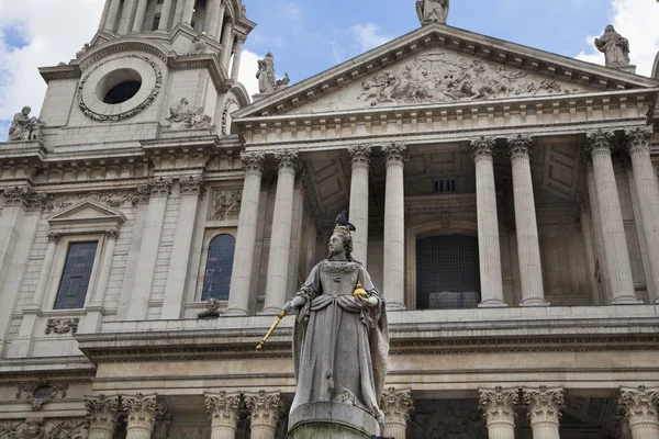 LONDRA, Regno Unito - 6 LUGLIO 2014: Monumento alla Regina Vittoria accanto alla cattedrale di St. Paul — Foto Stock