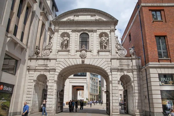 ЛОНДОН, Великобритания - 6 июля 2014 года: Деловая площадь рядом с собором Святого Павла с современной монументальной инсталляцией — стоковое фото