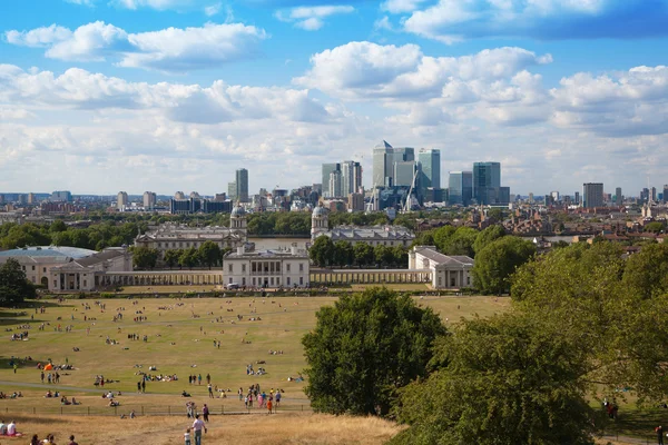 LONDON UK - JULY 28, 2014: View on business district Canary Wharf from old English park, south of London — Stock Photo, Image