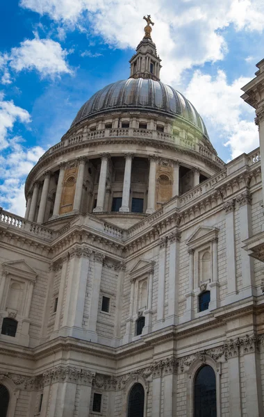 LONDRES, Reino Unido - JULHO 6, 2014: Monumento da Rainha Vitória ao lado da catedral de São Paulo — Fotografia de Stock