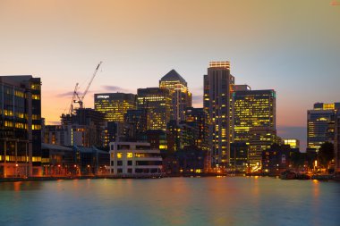 London, İngiltere - 14 Haziran 2014: canary wharf, Londra'nın finans bölgesine twilight, alacakaranlık, ünlü gökdelenler.