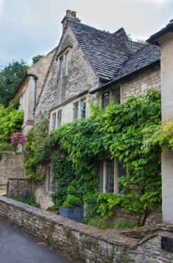 Wiltshire, chippenham, İngiltere - Ağustos 9, 2014: castle combe, benzersiz eski İngiliz Köyü ve lüks golf club