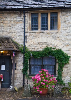 Wiltshire, chippenham, İngiltere - Ağustos 9, 2014: castle combe, benzersiz eski İngiliz Köyü ve lüks golf club