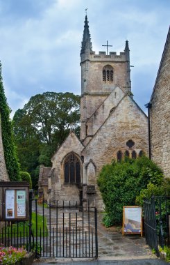 Wiltshire, chippenham, İngiltere - Ağustos 9, 2014: castle combe, benzersiz eski İngiliz Köyü ve lüks golf club