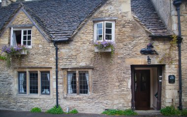 Wiltshire, chippenham, İngiltere - Ağustos 9, 2014: castle combe, benzersiz eski İngiliz Köyü ve lüks golf club