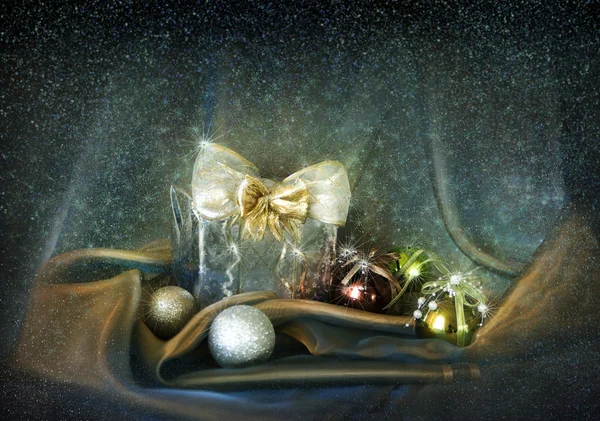 Sfondo di Natale con fiocchi di neve e palle d'argento — Foto Stock