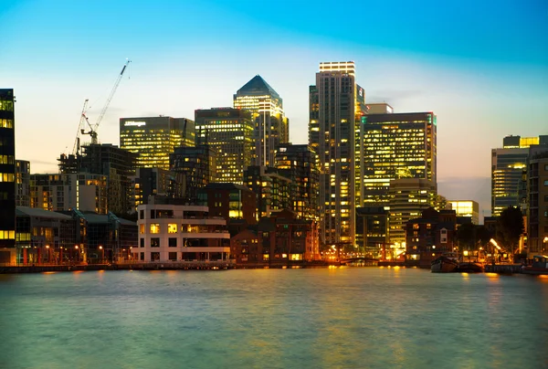 London, Verenigd Koninkrijk - 14 juni 2014: canary wharf op de schemering, beroemde wolkenkrabbers van Londen's financiële wijk bij avondschemering. — Stockfoto
