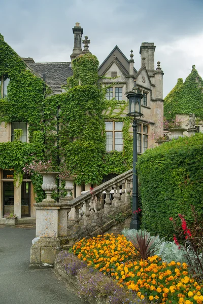 WILTSHIRE, CHIPPENHAM, UK - AUGUST 9, 2014: Castle Combe, unique old English village and luxury golf club — Stock Photo, Image