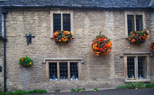 Wiltshire, chippenham, uk - 9. August 2014: castle combe, einzigartiges altenglisches Dorf und luxuriöser Golfclub — Stockfoto