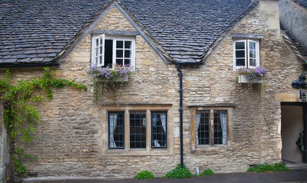 WILTSHIRE, CHIPPENHAM, UK - AUGUST 9, 2014: Castle Combe, unique old English village and luxury golf club — Stock Photo, Image