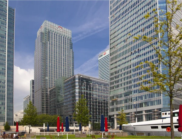 LONDON, UK - 3 JUNE 2014: Limehouse basin in the centre of London, private bay for boats and yatches and flats with Canary Wharf view — Stock Photo, Image