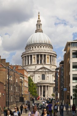 London, İngiltere - Ağustos 9, 2014: Londra'da thames Nehri, ofis binaları ve St paul Katedrali manzarası