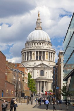 London, İngiltere - Ağustos 9, 2014: Londra'da thames Nehri, ofis binaları ve St paul Katedrali manzarası