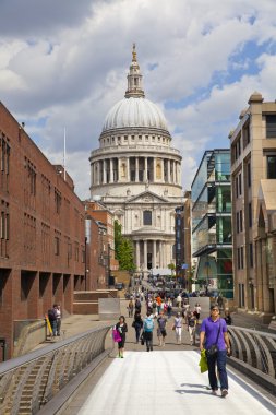 London, İngiltere - Ağustos 9, 2014: Londra'da thames Nehri, ofis binaları ve St paul Katedrali manzarası