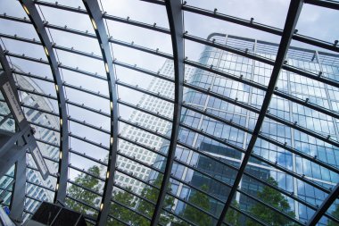 London, İngiltere - 24 Temmuz 2014: Londra metro, canary wharf istasyonu, Londra, 100 000 hakkında her gün Ofis çalışanları getirerek en yoğun istasyonu