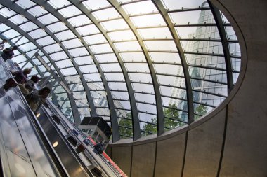 London, İngiltere - 24 Temmuz 2014: Londra metro, canary wharf istasyonu, Londra, 100 000 hakkında her gün Ofis çalışanları getirerek en yoğun istasyonu