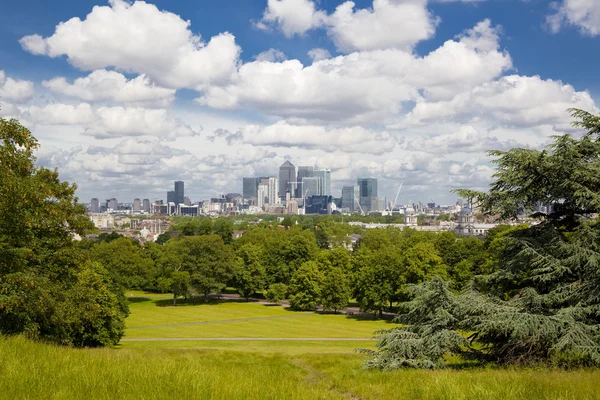 LONDON UK - JULY 28, 2014: View on business district Canary Wharf from old English park, south of London — Stock Photo, Image