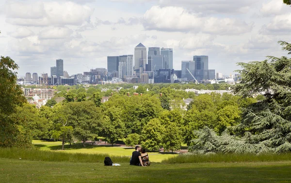 LONDON UK - JULY 28, 2014: View on business district Canary Wharf from old English park, south of London — Stock Photo, Image