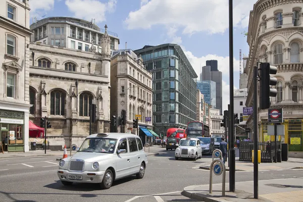 London, Verenigd Koninkrijk - 30 juni 2014: drukke stad van Londen street, wat leidt tot de bank van Engeland — Stockfoto