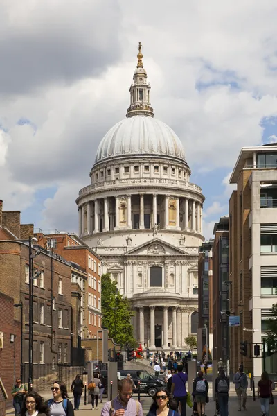 LONDRES, ROYAUME-UNI - 9 AOÛT 2014 : vue de Londres depuis la Tamise, les immeubles de bureaux et la cathédrale Saint-Paul — Photo