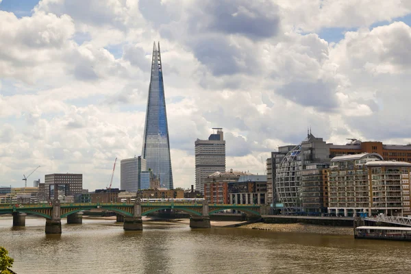 LONDON, UK - JUNE 30, 2014: Shard of glass on the river Thames, office and residential building in the City of London one of the leading centres of global finance. — Stock Photo, Image