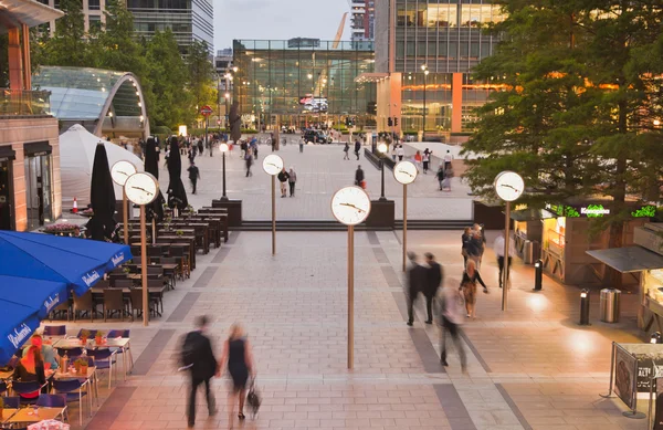 LONDON, UK - JUNE 14, 2014: Canary Wharf at dusk, Famous skyscrapers of London's financial district at twilight. — Stock Photo, Image