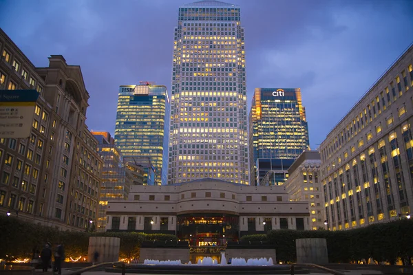 ロンドン、イギリス - 2014 年 6 月 14 日： 夕暮れのロンドンの金融街の夕暮れ、有名な高層ビルでカナリー ・ ワーフ. — ストック写真