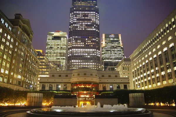 London, Großbritannien - 14. Juni 2014: Kanarienvogelsteg in der Abenddämmerung, berühmte Wolkenkratzer des Londoner Finanzviertels in der Dämmerung. — Stockfoto