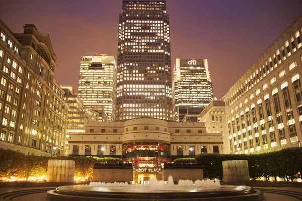 London, Großbritannien - 14. Juni 2014: Kanarienvogelsteg in der Abenddämmerung, berühmte Wolkenkratzer des Londoner Finanzviertels in der Dämmerung. — Stockfoto