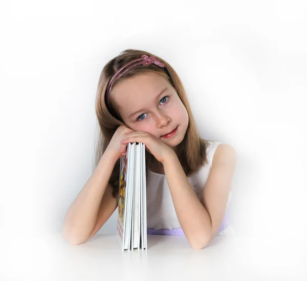 Menina lendo o livro educação e conceito de escola — Fotografia de Stock