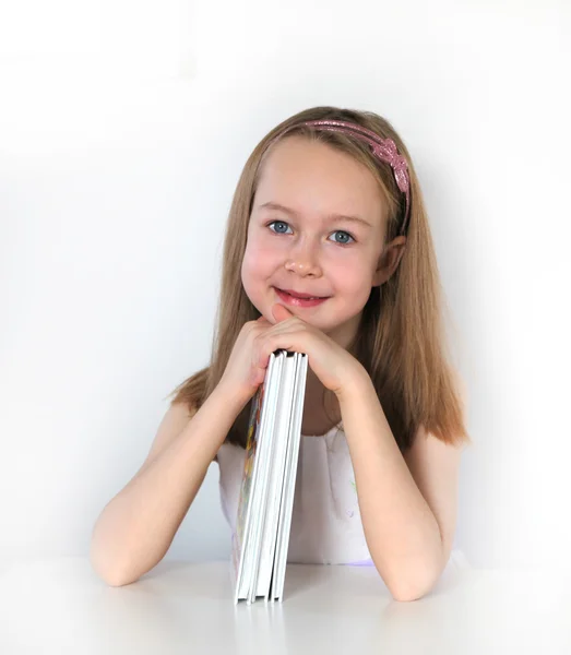 Menina lendo o livro educação e conceito de escola — Fotografia de Stock