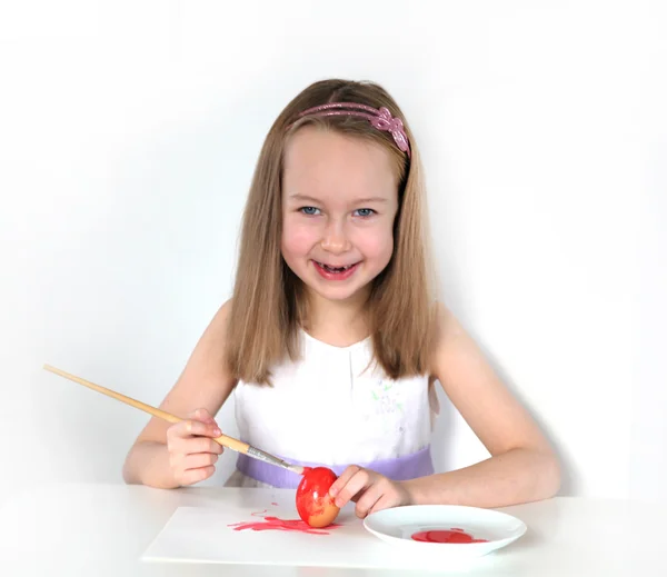 Dziewczyna malowanie jajek wielkanocnych — Zdjęcie stockowe
