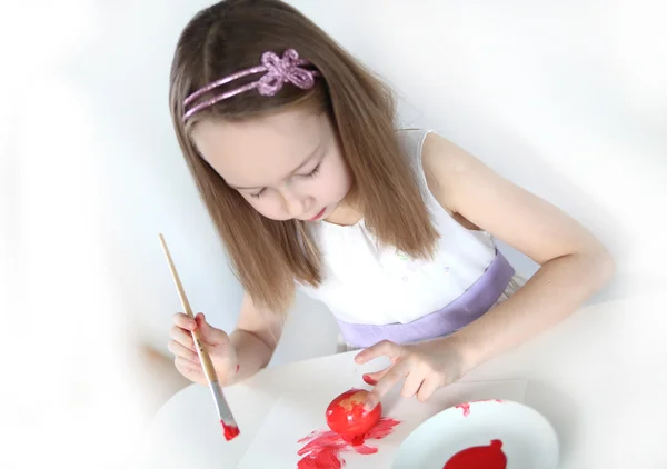 Girl painting Easter egg — Stock Photo, Image