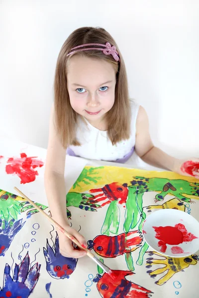 Meisje tekenen met water kleuren — Stockfoto