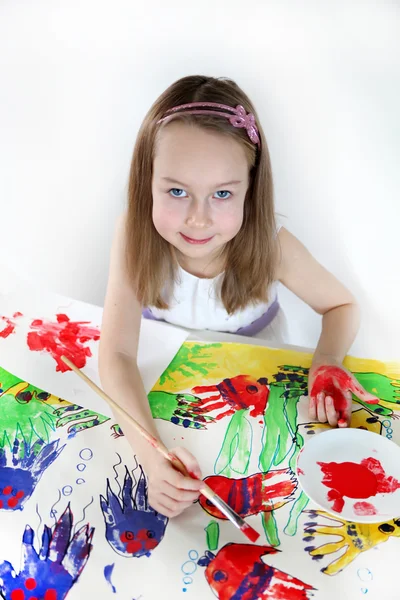 Κορίτσι σχεδίαση με υδατοχρώματα — Φωτογραφία Αρχείου
