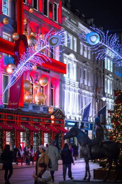 Londra İngiltere - 18 Kasım 2021: Bond Caddesi 'nde festival dekorasyonları ve Noel ışıkları olan Cartier evi
