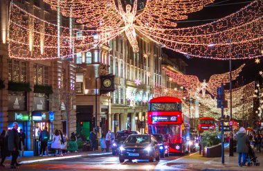 Londra İngiltere - 18 Kasım 2021: Londra 'da festival dekorasyonları ve Noel ışıkları. Piccadilly Sirki 'nde insanlar karşıdan karşıya geçiyor.