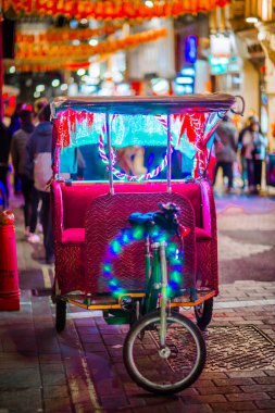 Londra İngiltere - 18 Kasım 2021: Çin şehir dekorasyonu, Çin restoranları ve Londra 'daki gece hayatı. Londra 'da Noel süslemeleri ve Noel ışıkları. 