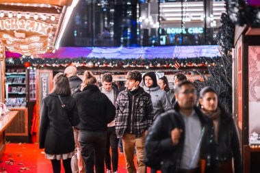 Londra İngiltere - 18 Kasım 2021: Leicester Meydanı festival süslemeleri ve Noel ışıkları. Gece hayatı, insanlar yürür, barlar, sinemalar, restoranlar ve eğlence merkezleri Londra 'da