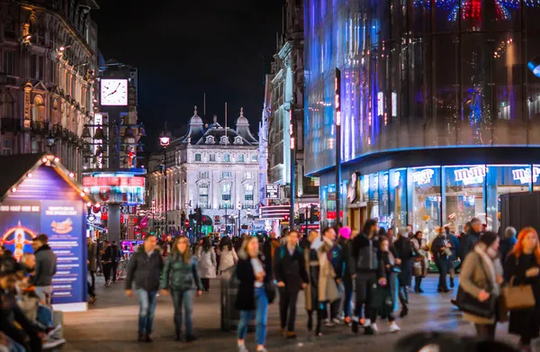 ロンドン英国 2021年11月18日 レスター広場のお祝いの装飾やクリスマスライト 夜の生活 人々が歩く 映画館 レストランやエンターテイメントロンドンの目的地 — ストック写真