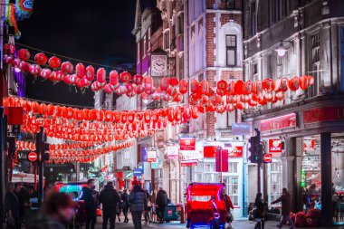 Londra İngiltere - 18 Kasım 2021: Çin şehir dekorasyonu, Çin restoranları ve Londra 'daki gece hayatı. Londra 'da Noel süslemeleri ve Noel ışıkları. 