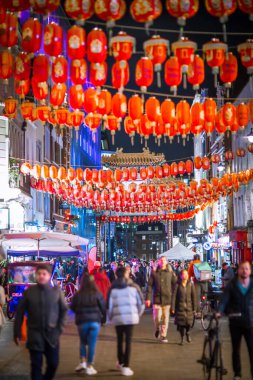 Londra İngiltere - 18 Kasım 2021: Çin şehir dekorasyonu, Çin restoranları ve Londra 'daki gece hayatı. Londra 'da Noel süslemeleri ve Noel ışıkları. 