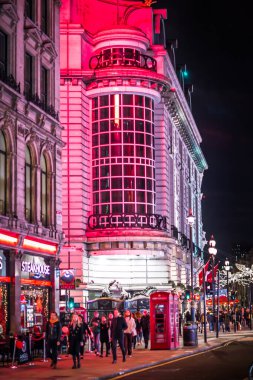 Londra İngiltere - 18 Kasım 2021: Leicester Meydanı 'nda festival dekorasyonları ve Noel ışıkları ve sokakta yürüyen insanlar. Londra 'nın gece hayatı