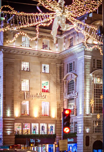 ロンドン英国 11月18 2021 ピカデリー通りでのお祭りの装飾やクリスマスライト 道路を横断する車や人の多くは — ストック写真