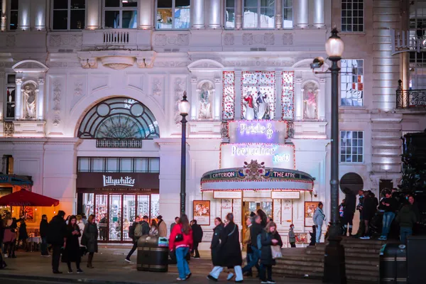 ロンドンUk 2021年11月18日 ピカデリー サーカス 路上を歩く人々の祭りの装飾とクリスマスライト — ストック写真