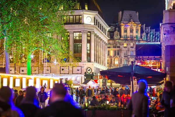 2021年11月18日 莱斯特广场 Leicester Square 的节日装饰和圣诞灯饰 以及街上的行人 伦敦的夜生活 — 图库照片