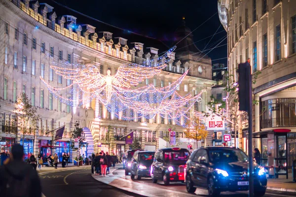 London 2021年11月18日 摄政街 公共汽车和街上行人的节日装饰和圣诞灯饰 伦敦的夜生活 — 图库照片