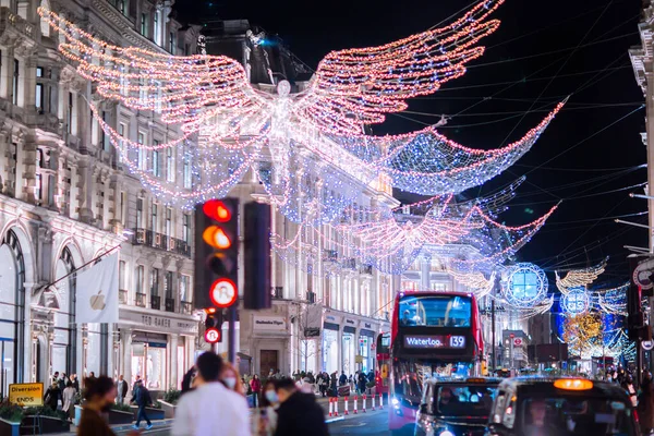 ロンドン英国 11月18 2021 リージェント通り 通りを歩く人々でのお祭りの装飾やクリスマスライト ロンドンの夜の生活 — ストック写真