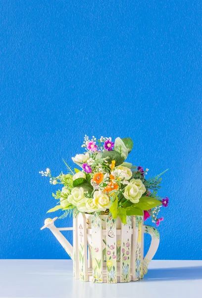 Fleur et pot belle sur fond de table en bois — Photo