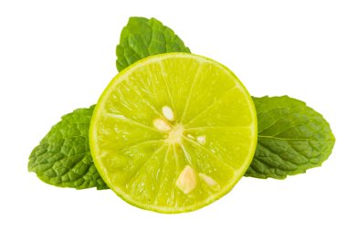 Yeşil yarım limon ve nane yaprağı beyaz zemin üzerine